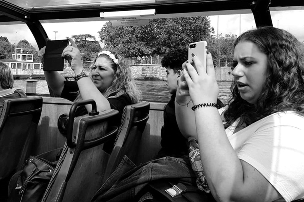 Turyści fotografują smartfonami w Zurychu