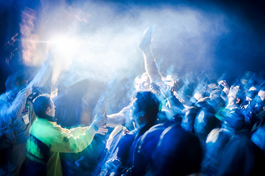 Tłum bawiący się podczas festiwalu Tauron Nowa Muzyka w Katowicach