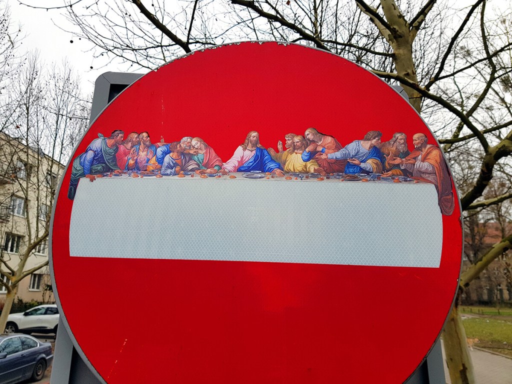 Ostatnia wieczerza na znaku drogowym w Warszawie