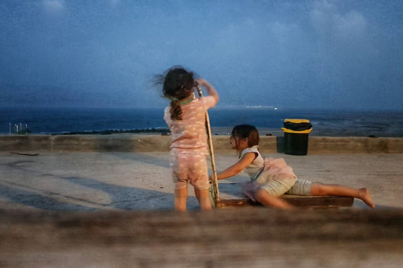 Dzieci bawią się na pustyni nad Morzem Martwym