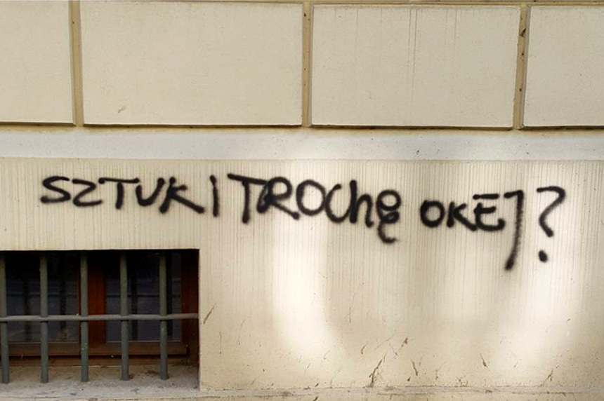 Napis na murze Sztuki trochę okej