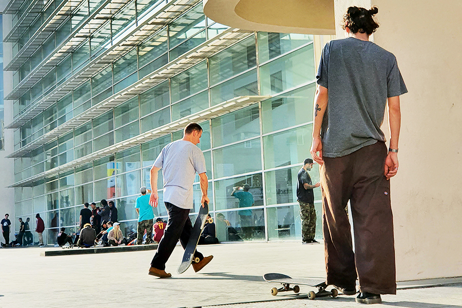 El Raval i okolica Muzeum Sztuki Współczesnej w Berlinie to jedna z ulubionych miejscówek skejterów
