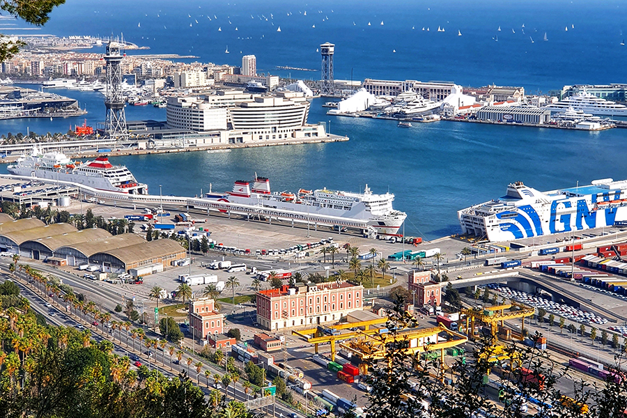 Widok na port ze wzgórza Montjuïc w Barcelonie