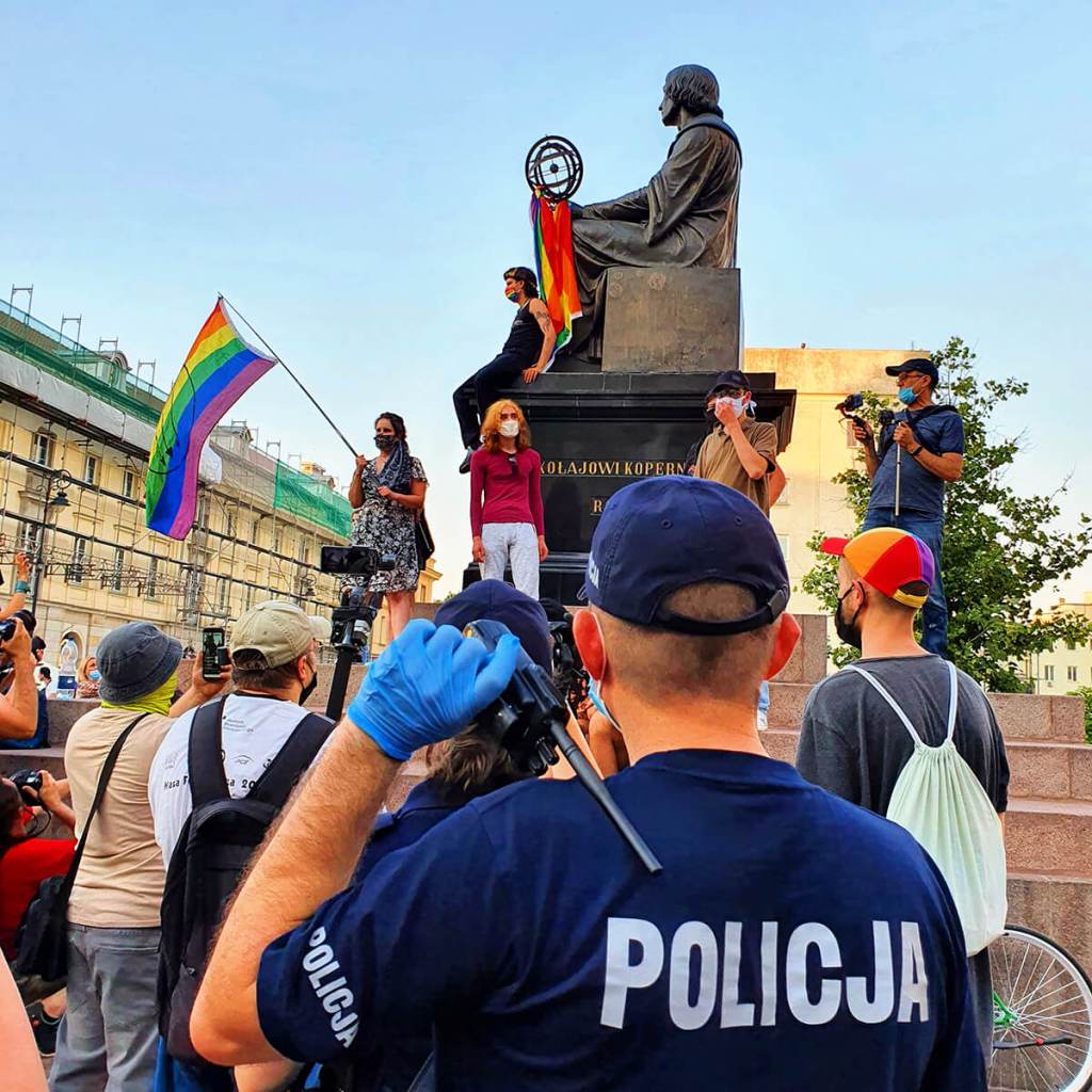 Protest LGBT przy pomniku Mikołaja Kopernika w Warszawie
