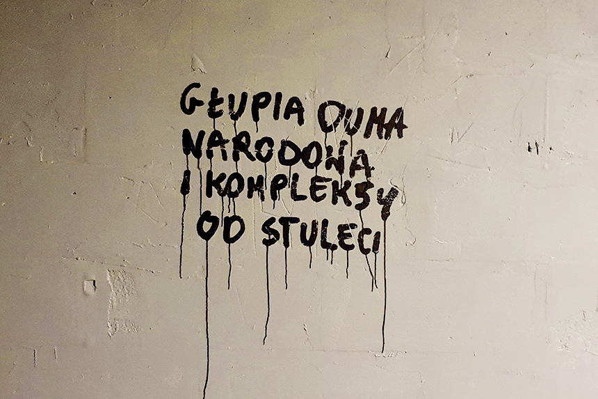 Napis na murze Głupia duma narodowa i kompleksy od stuleci