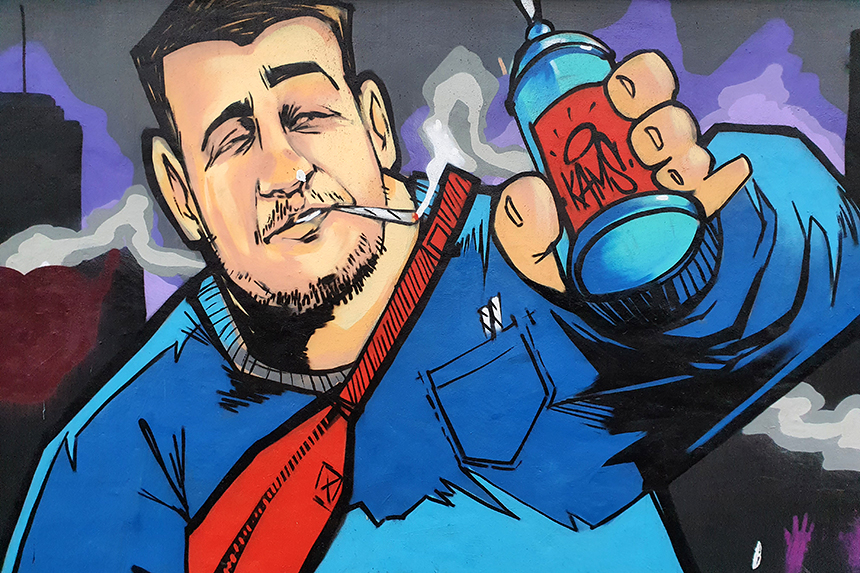 Graffiti na torze wyścigów konnych w Warszawie