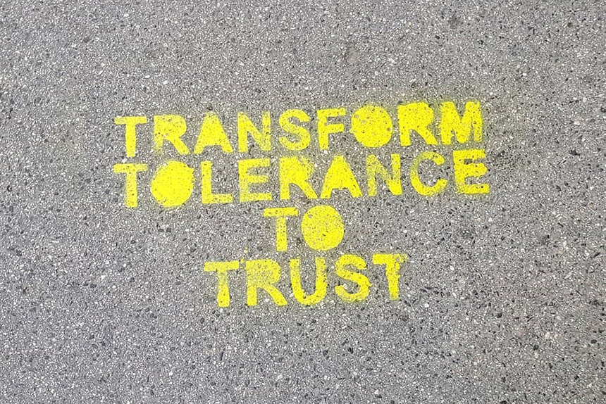 napis na murze Transform tolerance to trust