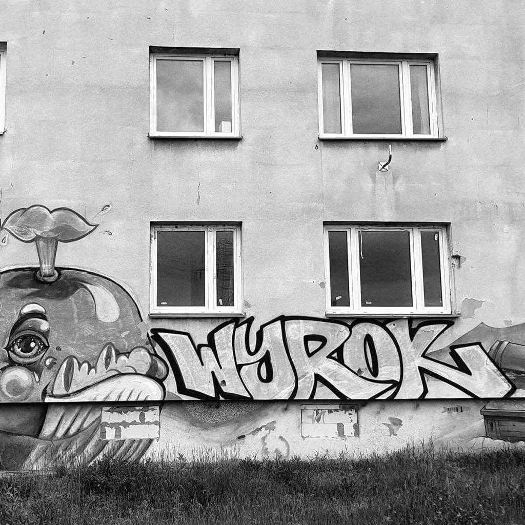 Napis Wyrok na bloku na osiedlu Dudziarska w Warszawie