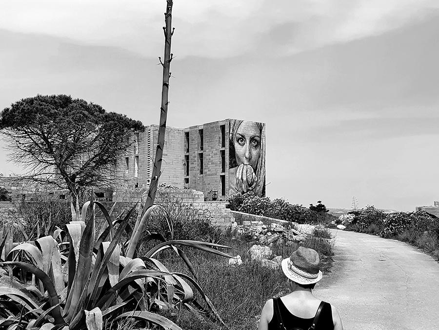 Murale w opuszczonym kompleksie White Rocks na Malcie