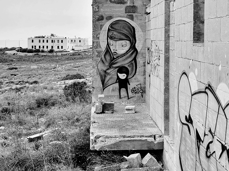 White Rocks na Malcie - dawny opuszczony kompleks hotelowy pełen jest murali i graffiti