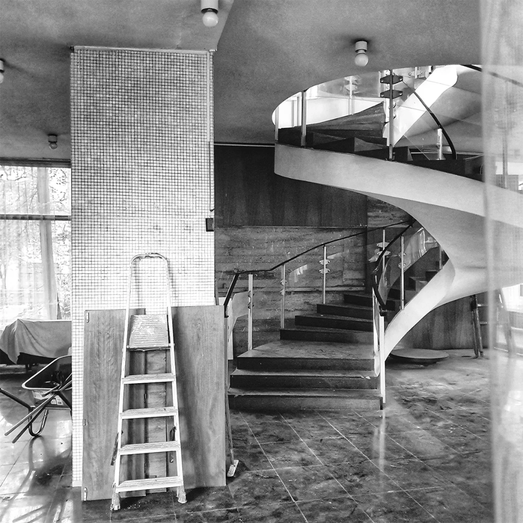 Modernistyczna spiralna klatka schodowa w budynku Węgierskiej Ekspozytury Handlowej