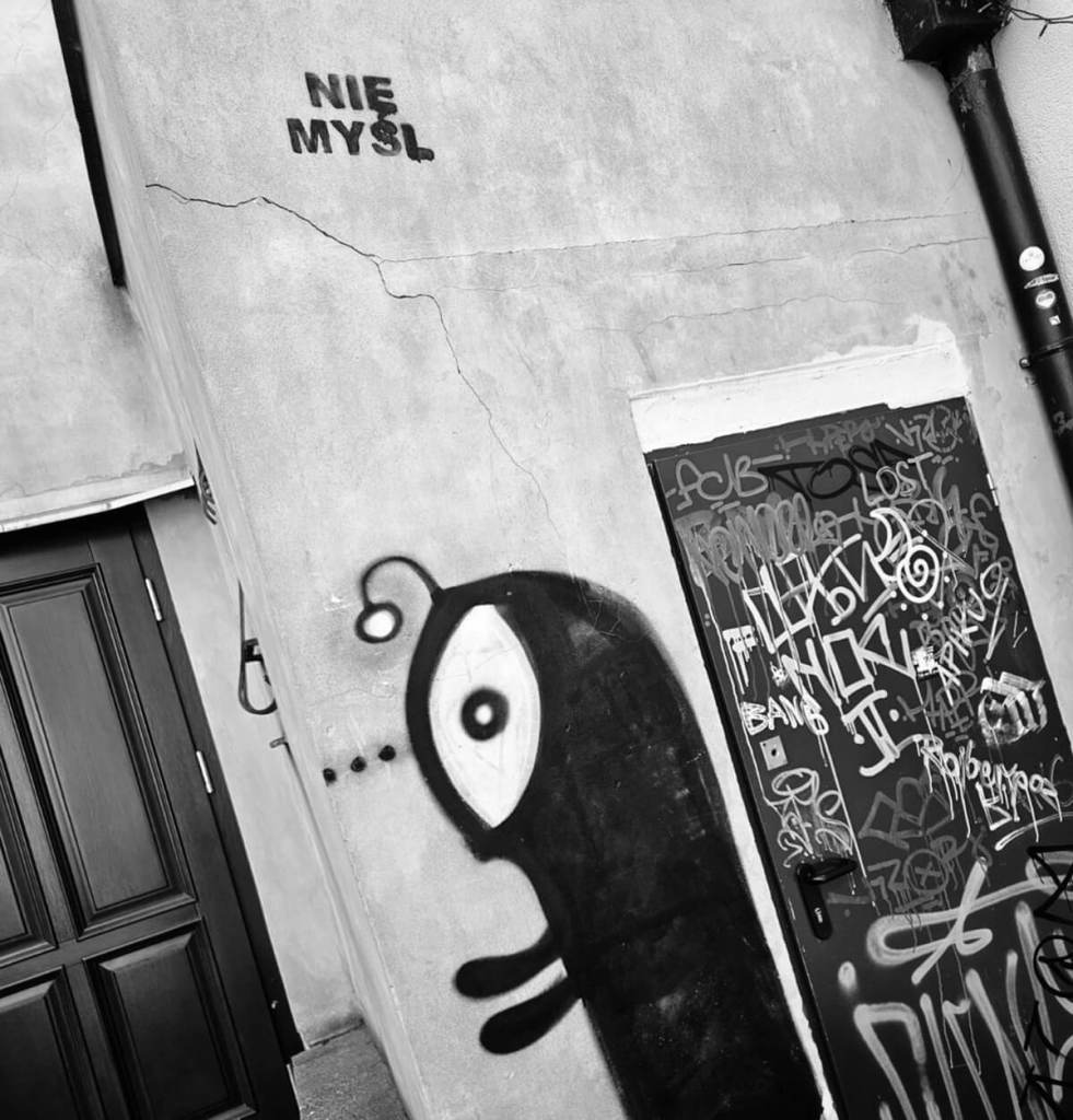 Street art w Poznaniu, Pan Peryskop i napis na murze Nie myśl