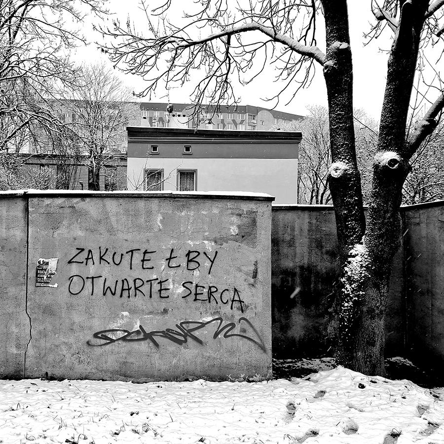 Napis na murze w Łodzi Zakute łby otwarte serca