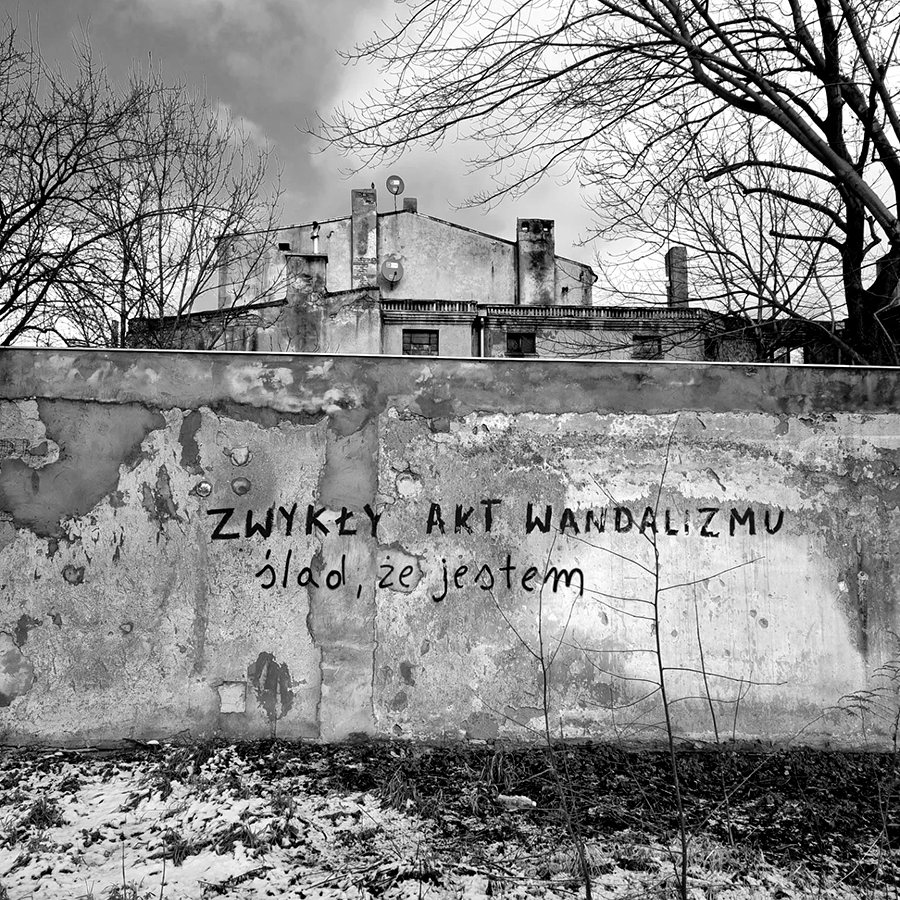 Napis na murze Zwykły akt wandalizmu ślad, że jestem 