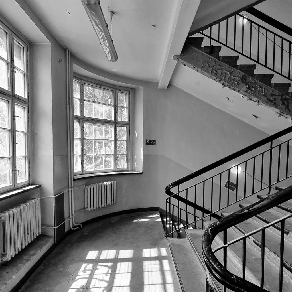Klatka schodowa opuszczonego szpitala Bethanien we Wrocławiu