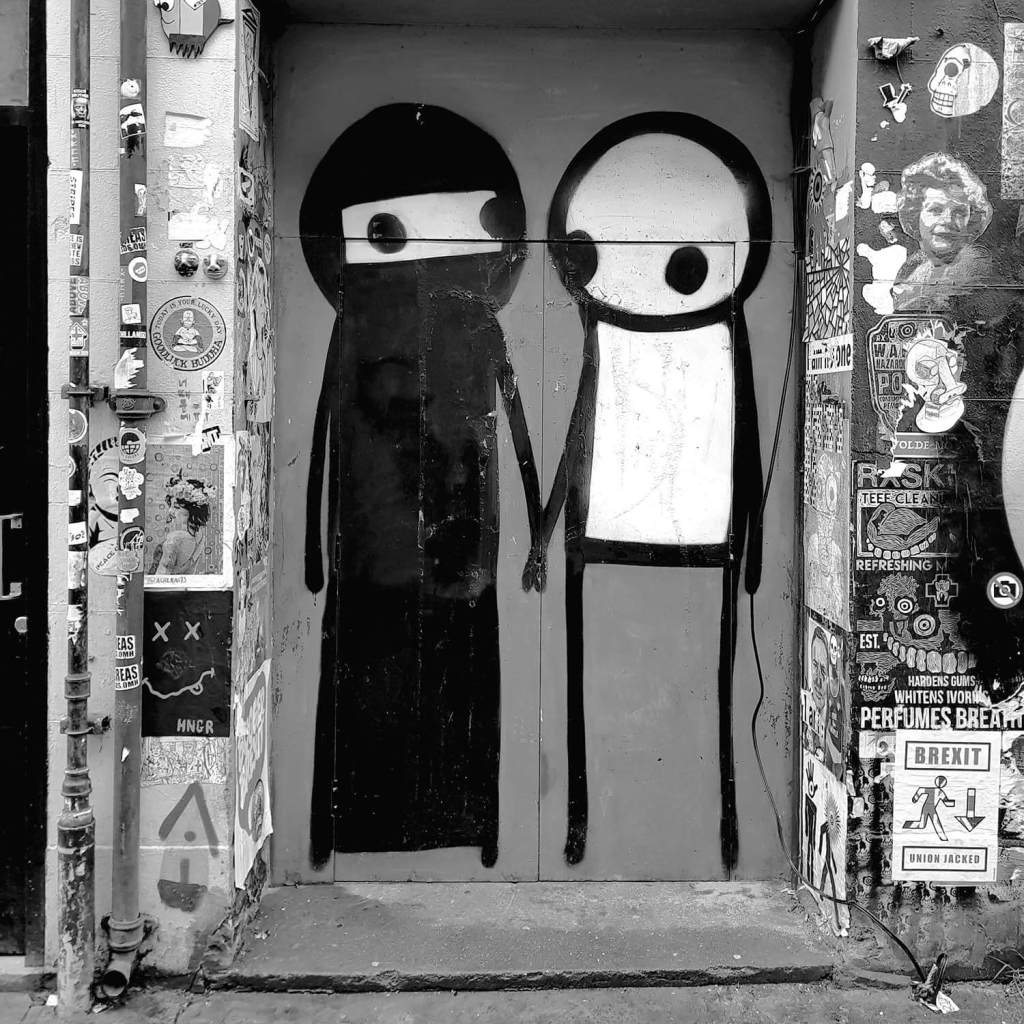 Dzieło STIK’a z 2010 roku, znajdujące się nieopodal meczetu Brick Lane Jamme Masjid. Przedstawia muzułmankę, która trzyma mężczyznę za dłoń. 