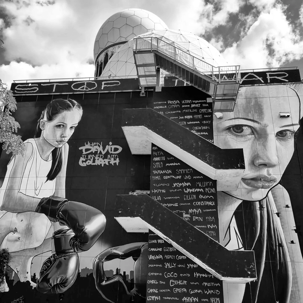 Teufelsberg w Berlinie pełne jest sztuki ulicznej i murali