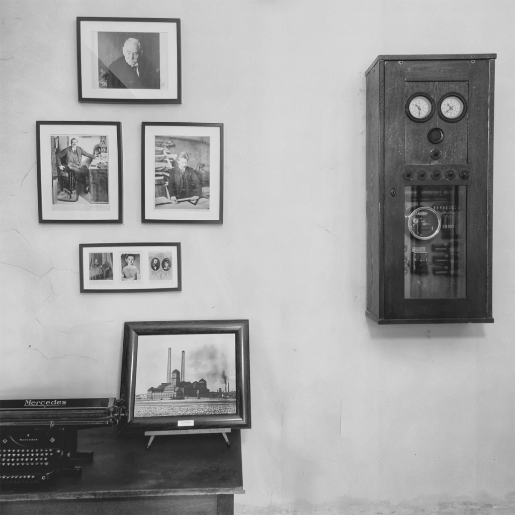 Zegar w pokoju dyrektora w śląskiej Elektrociepłowni Szombierki w Bytomiu