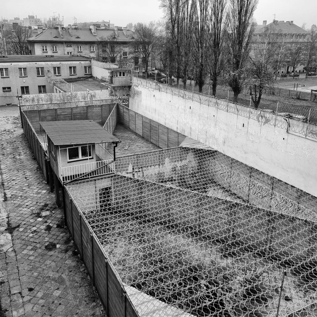 Spacerniak w dawnym areszcie śledczym w Zabrzu