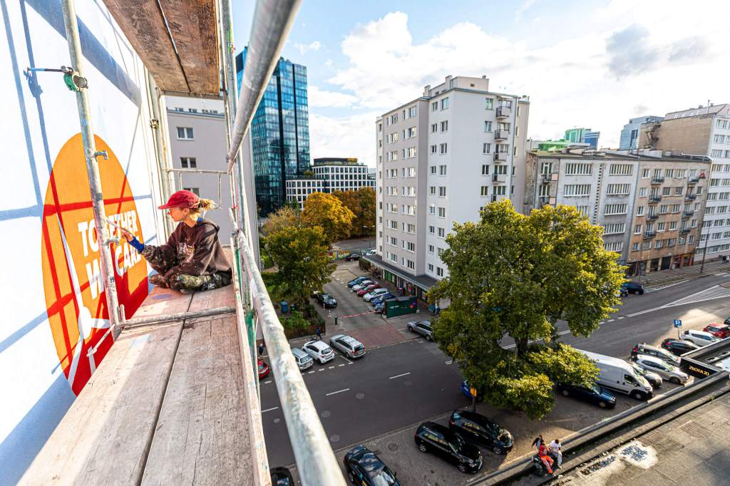 Rusztowanie w centrum miasta, które umożliwia tworzenie kolejnego ekologicznego muralu