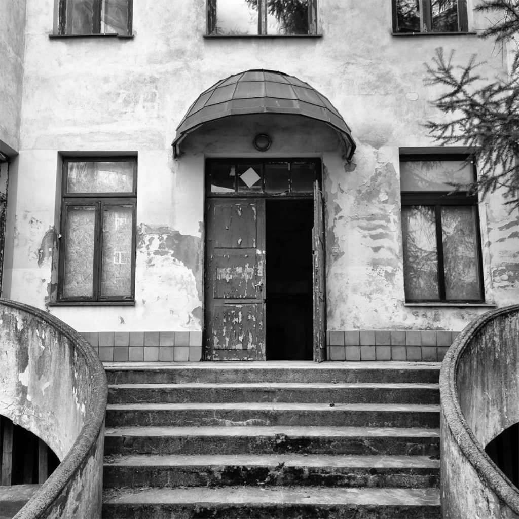 Wejście do zabytkowego szpitala przy Siennej w Warszawie