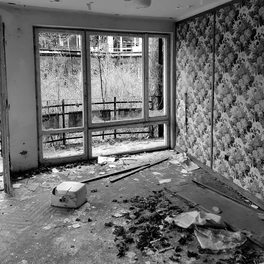 Pokój gościnny w Miałkówku, słynna tapeta, wykonana z materiałów produkowanych przez Żyrardowskie Zakłady Przemysłu Lniarskiego