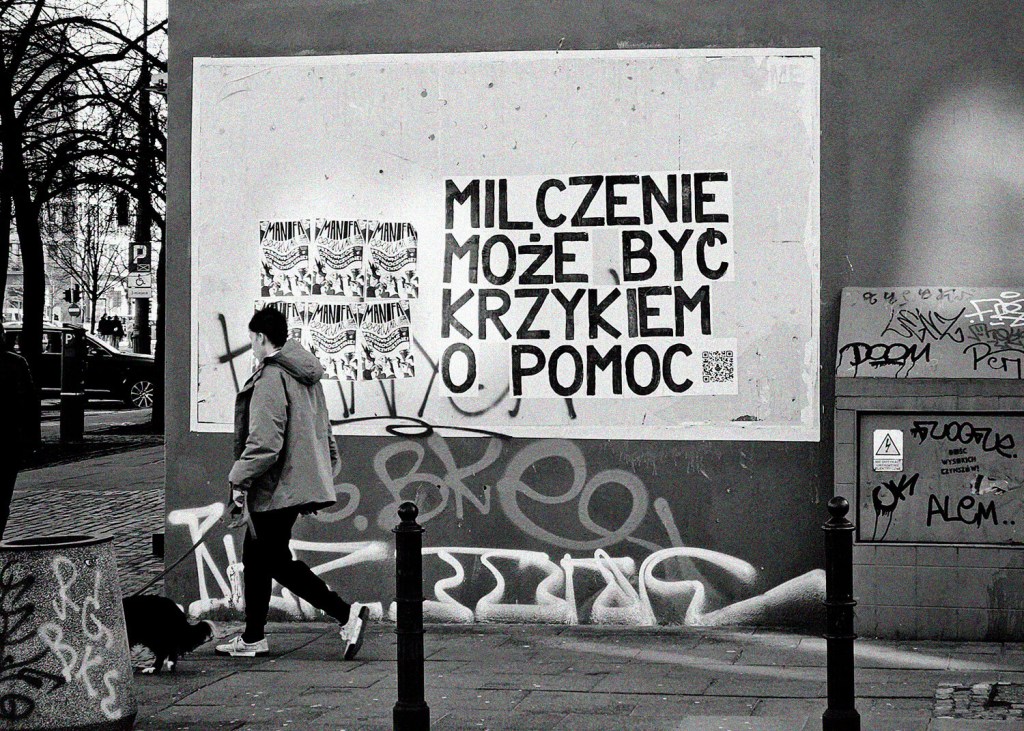 Plakaciary Milczenie może być krzykiem o pomoc