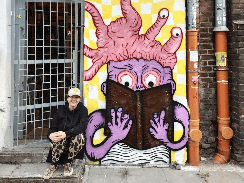 Miss Dorys przy antykwariacie na Inżynierskiej 