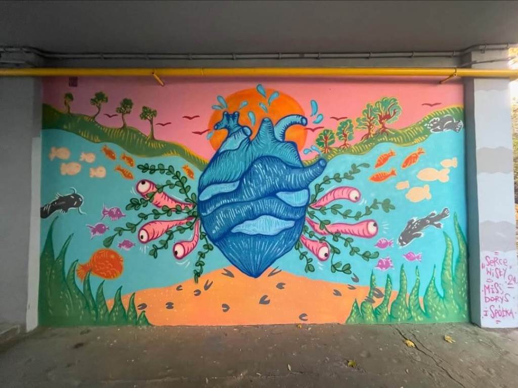 Miss Dorys mural społeczny wykonany w bramie przy Strzeleckiej 7/9 na Pradze w Warszawie