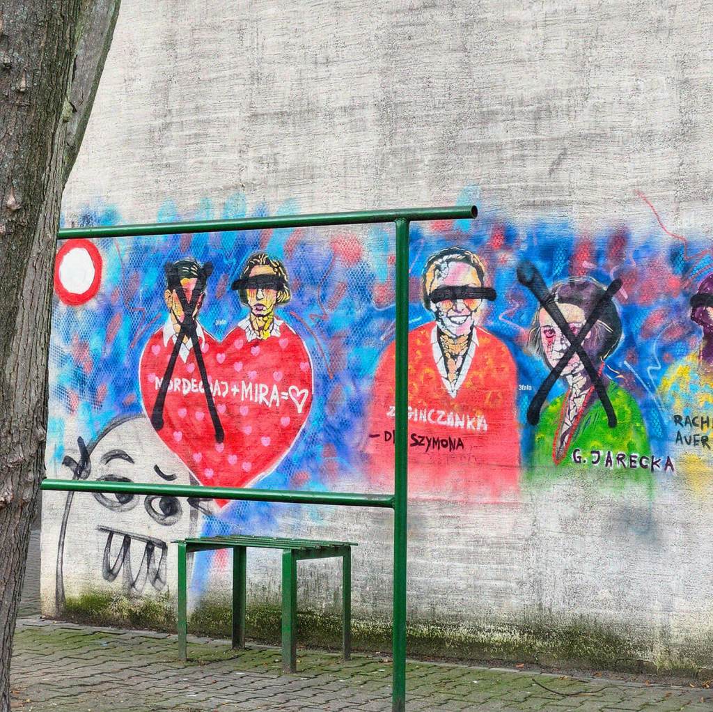 Zniszczone portrety szablonowe, stworzone przez Dariusza Paczkowskiego na Muranowie 