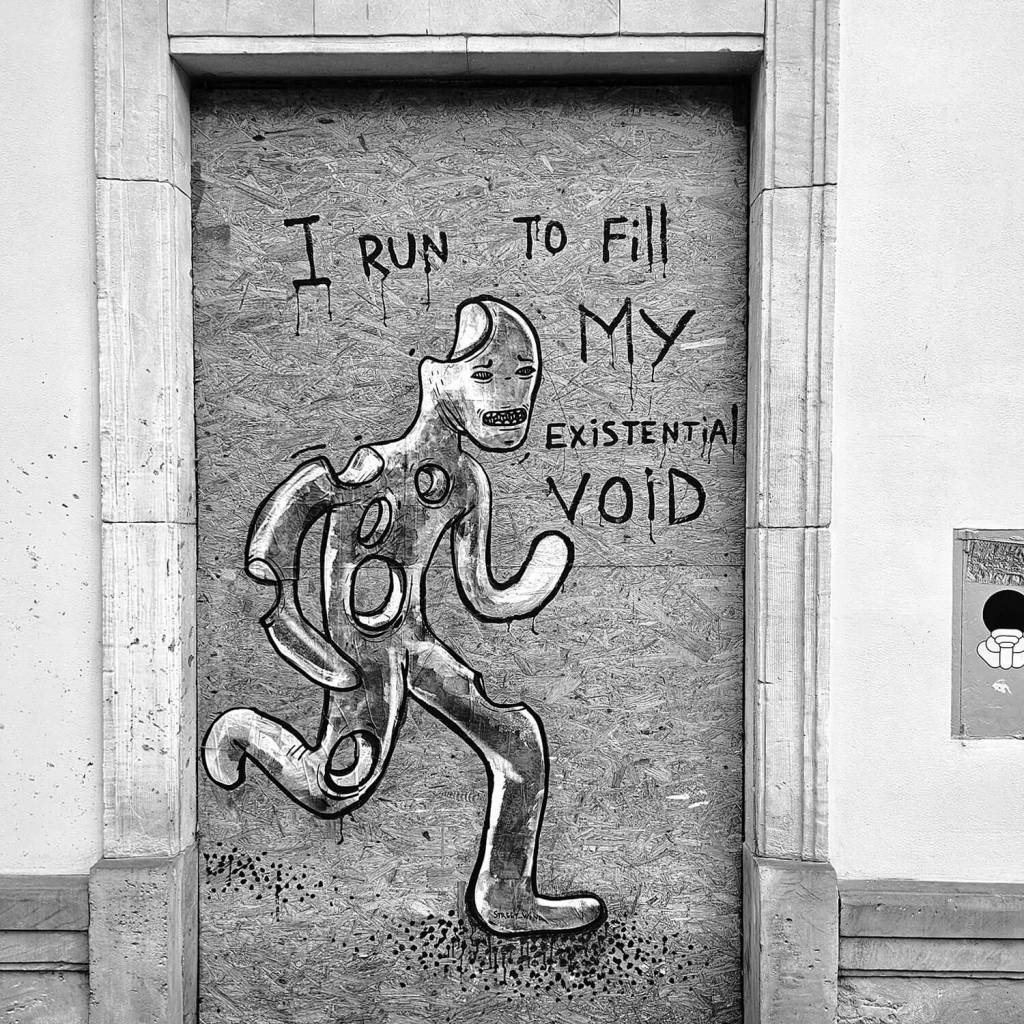 Street art w Warszawie, napis I run to fill my existential void