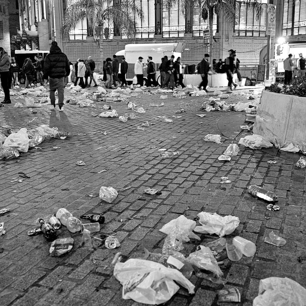 Śmieci przed Mercado Central podczas festiwalu Fallas w Walencji 