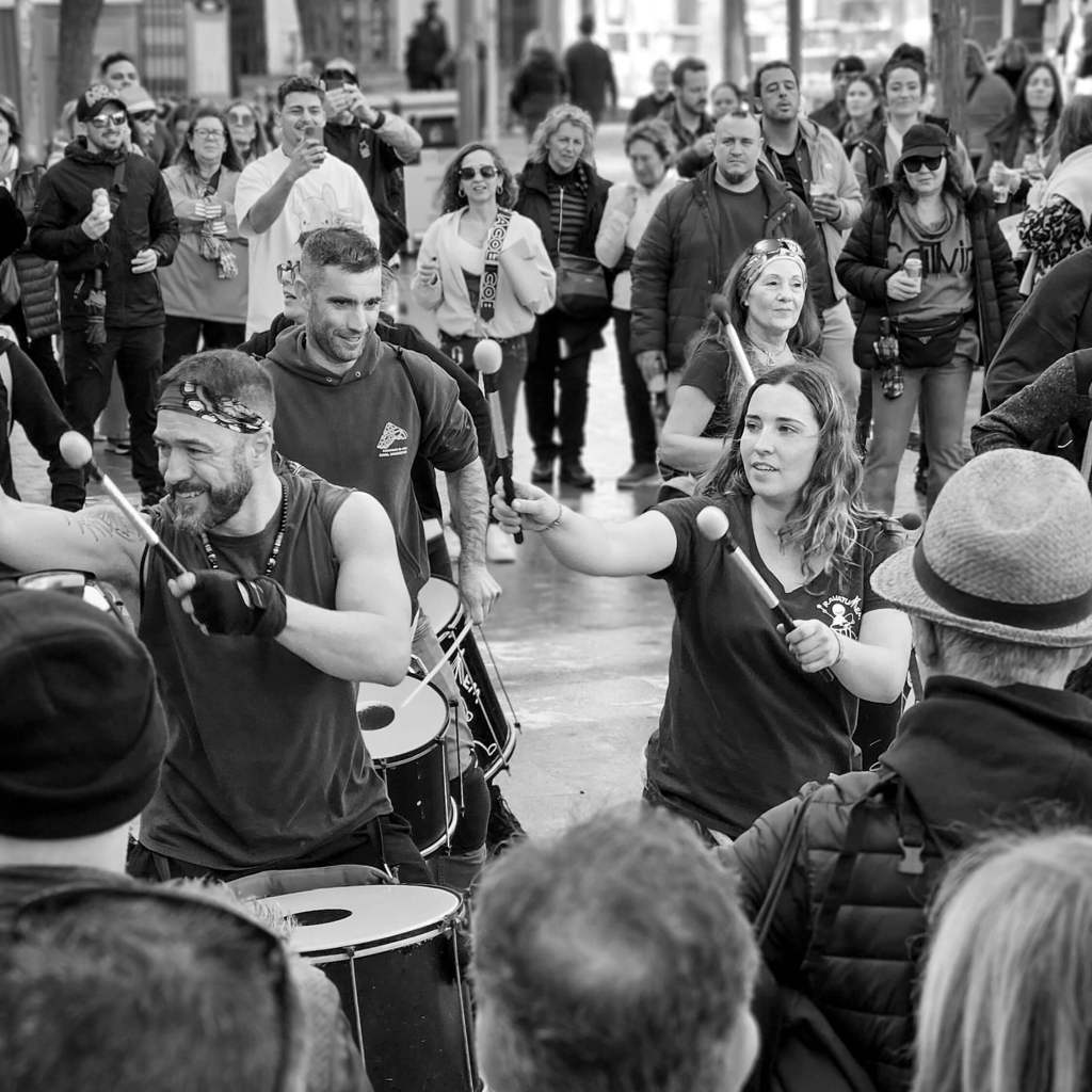 Występ ulicznej grupy Ravatukem Batucada w trakcie festiwalu Fallas w Walencji