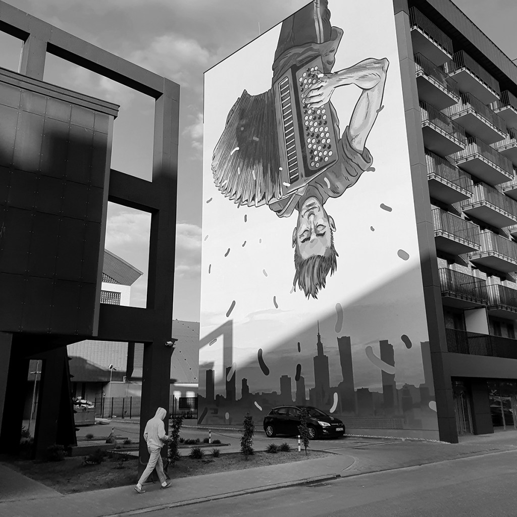 Mural Mateusza Kołka przedstawiający praskiego grajka z akordeonem