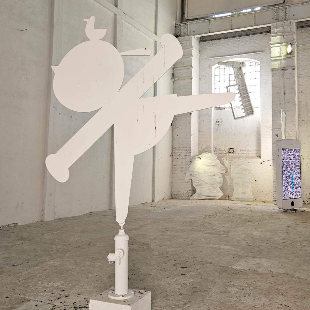 Białe wnętrze Galerii Layup w Gdańsku