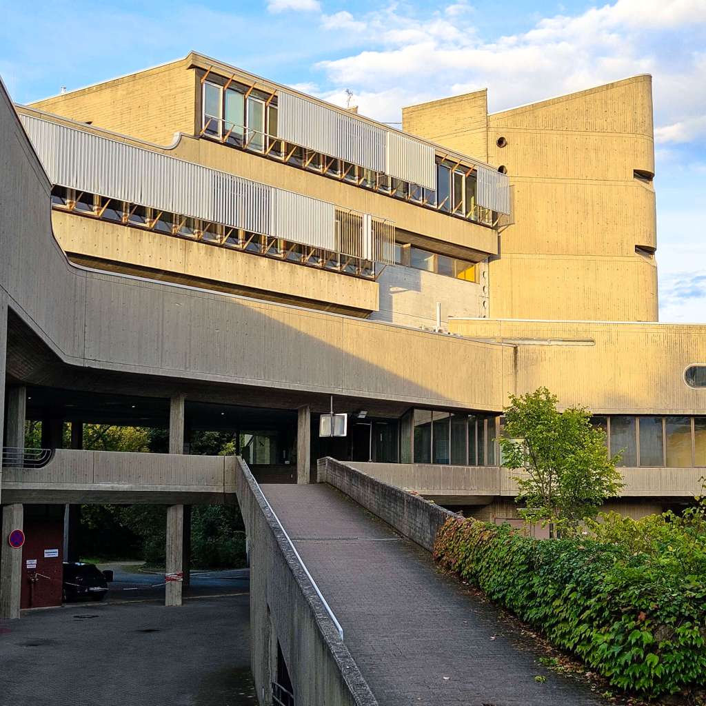 Brutalistyczny instytut higieny w Berlinie