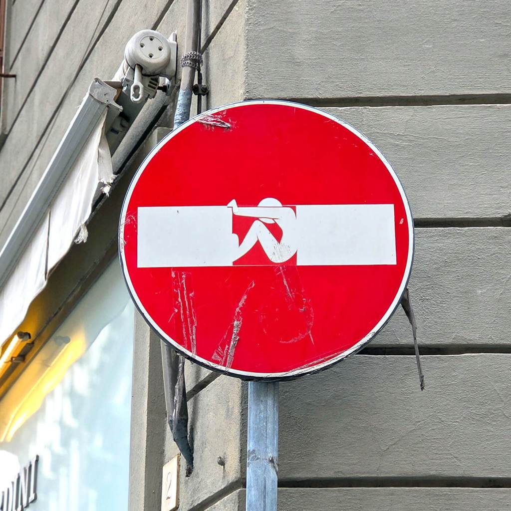 Street art na znakach we Florencji