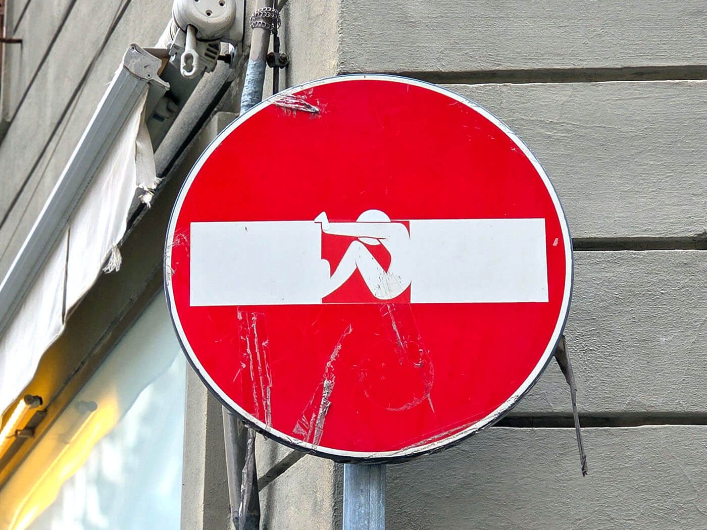 Street art na znakach we Florencji