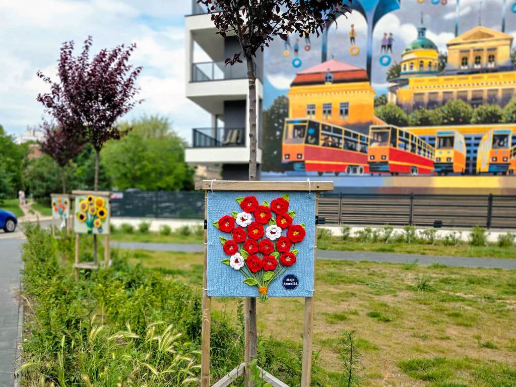 Galeria Kwiatów na tle muralu Tytusa Brzozowskiego przy Kawęczyńskiej