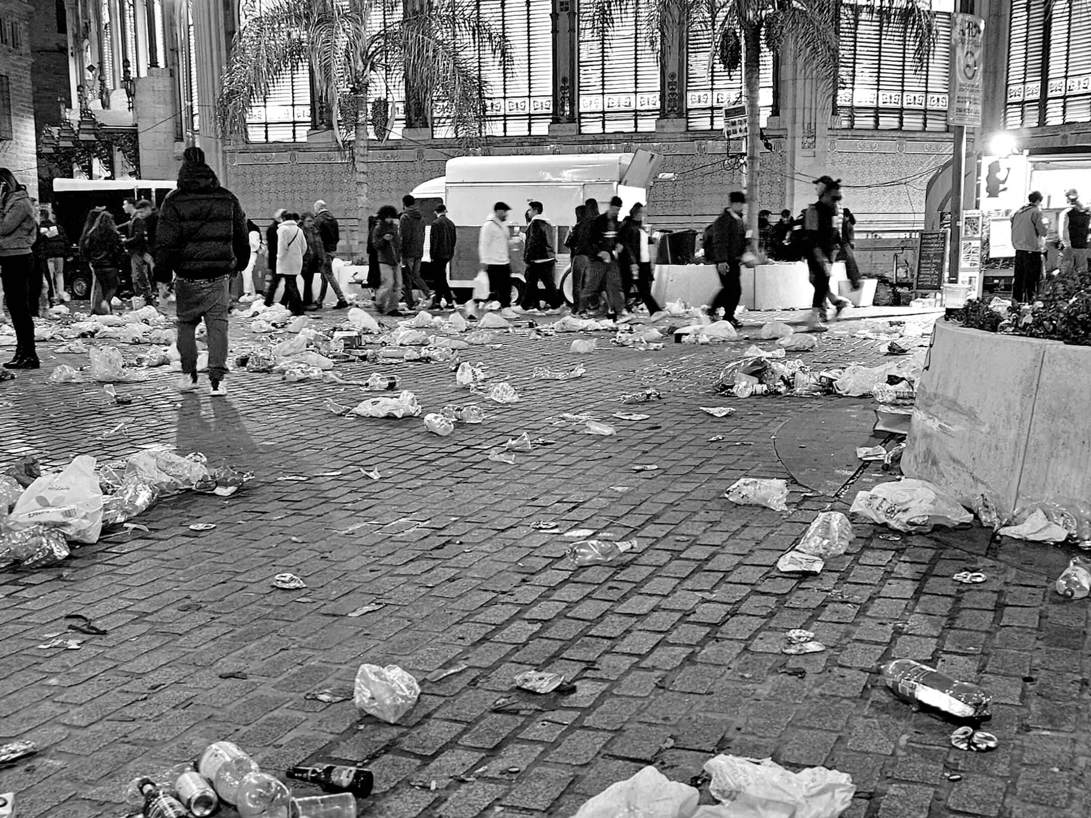 Śmieci przed Mercado Central podczas festiwalu Fallas w Walencji 