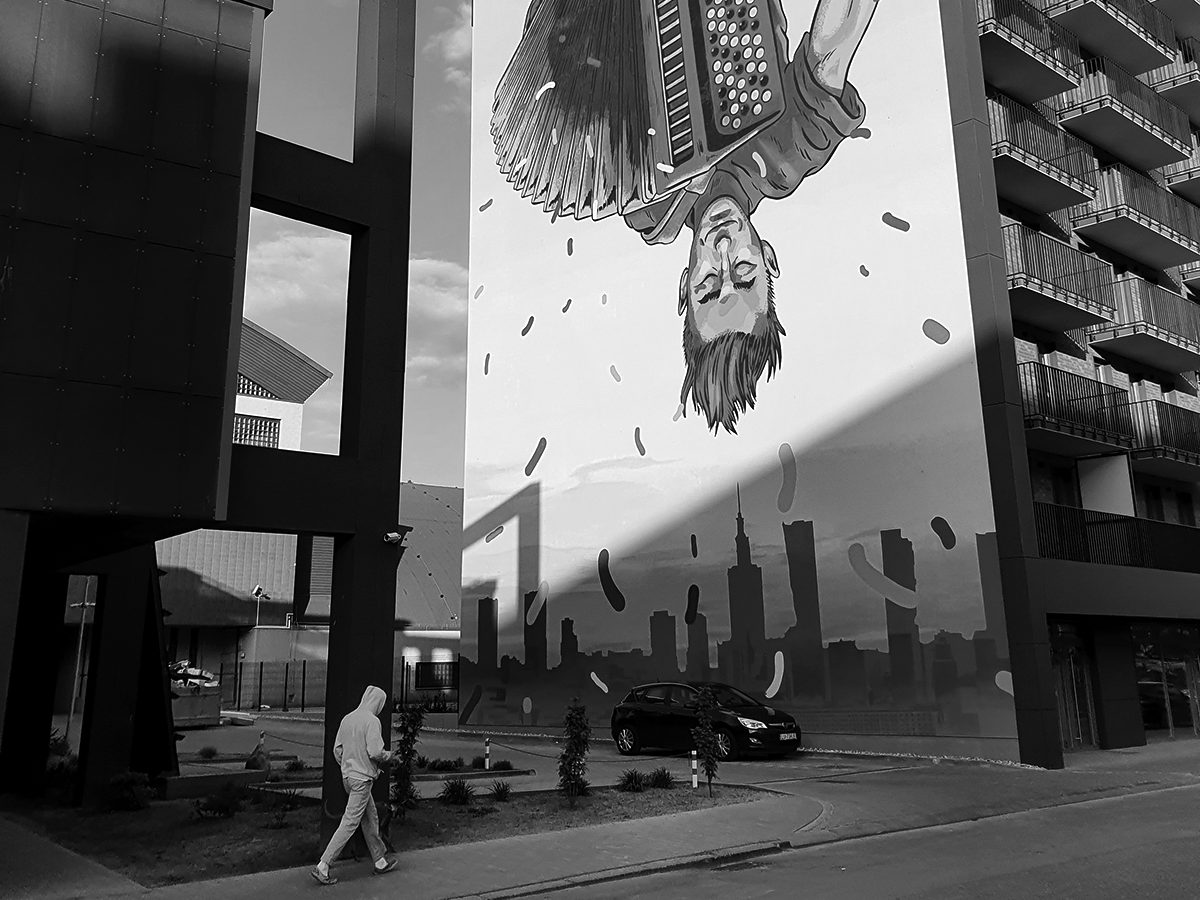 Mural Mateusza Kołka przedstawiający praskiego grajka z akordeonem