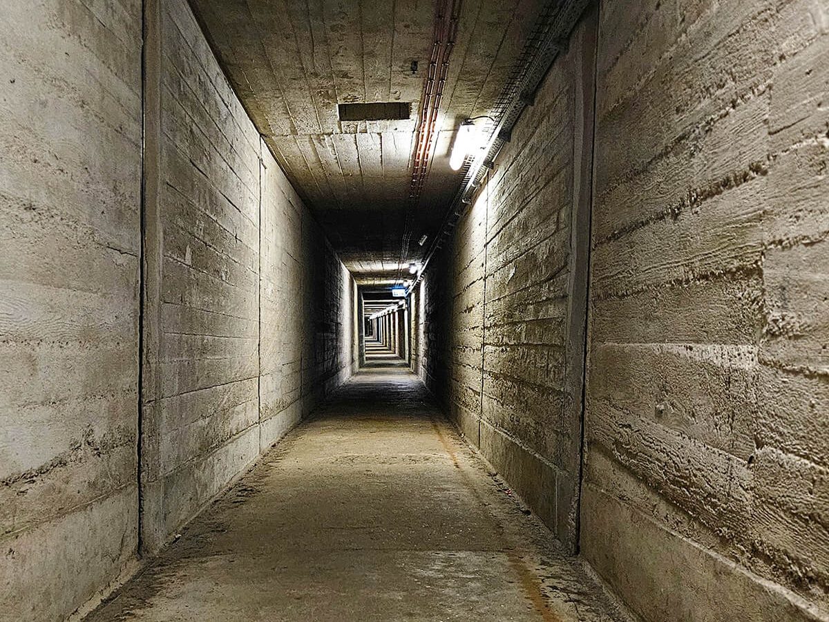 Długi podziemny tunel w Exploseum w Bydgoszczy